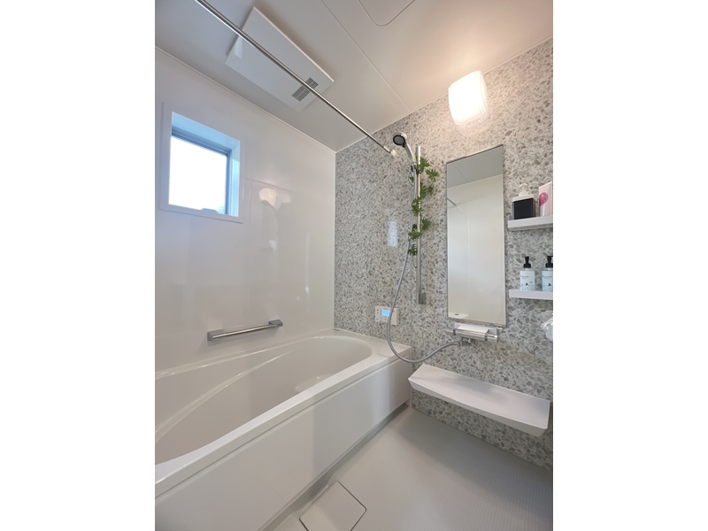 2号地　タカラスタンダードの浴室は、汚れが染み込まないホーロー素材の壁や浴槽で、マグネットになっており浮かせる収納もできるのでお手入れしやすくお掃除の味方！床は濡れても滑りにくく、転倒しにくい素材を使用しているので安心！